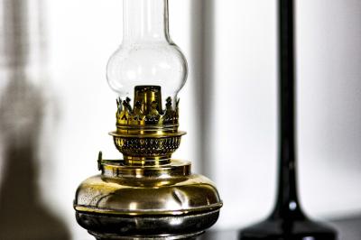 Logo avec le texte ’Maison Nelson’ en typographies colorées et manuscrites, accompagné de ’Villecerf’ en bas.