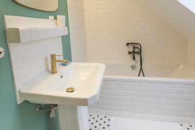 Logo avec le texte ’Maison Nelson’ en typographies colorées et manuscrites, accompagné de ’Villecerf’ en bas.