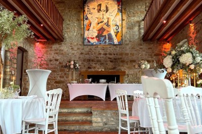 Logo avec le texte ’Maison Nelson’ en typographies colorées et manuscrites, accompagné de ’Villecerf’ en bas.