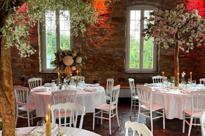 Logo avec le texte ’Maison Nelson’ en typographies colorées et manuscrites, accompagné de ’Villecerf’ en bas.