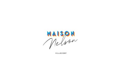Logo avec le texte ’Maison Nelson’ en typographies colorées et manuscrites, accompagné de ’Villecerf’ en bas.