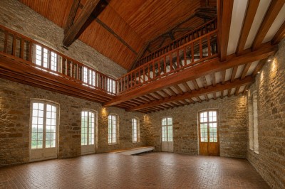Miniature Location salle Villecerf (Seine-et-Marne) - Maison Nelson #3 Chambre lumineuse avec lit double, parquet en bois, commode, fenêtres et puits de lumière donnant sur un extérieur verdoyant.