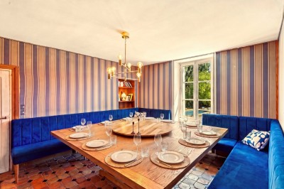 Miniature Location salle Villecerf (Seine-et-Marne) - Maison Nelson #30 Chambre lumineuse avec lit double, parquet en bois, commode, fenêtres et puits de lumière donnant sur un extérieur verdoyant.