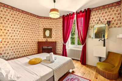 Miniature Location salle Villecerf (Seine-et-Marne) - Maison Nelson #39 Chambre lumineuse avec lit double, parquet en bois, commode, fenêtres et puits de lumière donnant sur un extérieur verdoyant.