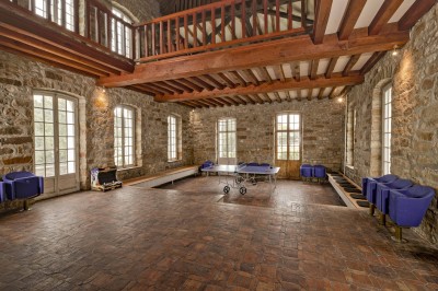 Miniature Location salle Villecerf (Seine-et-Marne) - Maison Nelson #19 Chambre lumineuse avec lit double, parquet en bois, commode, fenêtres et puits de lumière donnant sur un extérieur verdoyant.