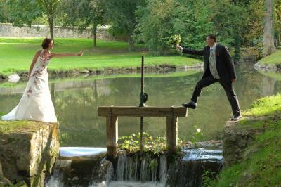 Miniature Freddy Smeets Photographies #7 Portraits de huit personnes souriantes, hommes et femmes, posant individuellement sur des fonds neutres.