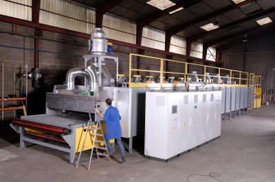 Un groupe d'adultes posant en extérieur sur une pelouse verte, avec un arbre en arrière-plan.