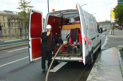 Un groupe d'adultes posant en extérieur sur une pelouse verte, avec un arbre en arrière-plan.