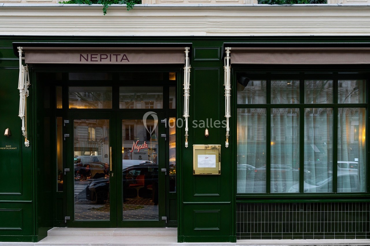Façade d'un restaurant avec une devanture verte, des grandes fenêtres et une enseigne ’Nepita’.