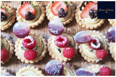 Assiette de beignets dorés disposés en cercle sur une table, avec un serveur en arrière-plan.
