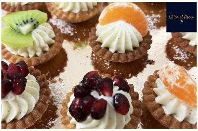 Assiette de beignets dorés disposés en cercle sur une table, avec un serveur en arrière-plan.