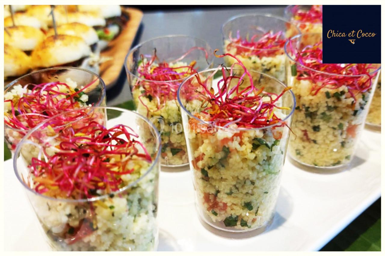 Verrines de taboulé garnies de pousses rouges, présentées sur un plateau lors d'un buffet.