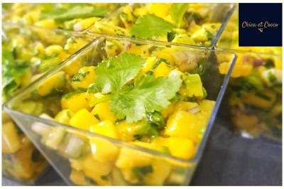 Assiette de beignets dorés disposés en cercle sur une table, avec un serveur en arrière-plan.