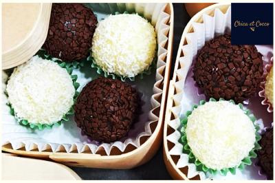 Assiette de beignets dorés disposés en cercle sur une table, avec un serveur en arrière-plan.