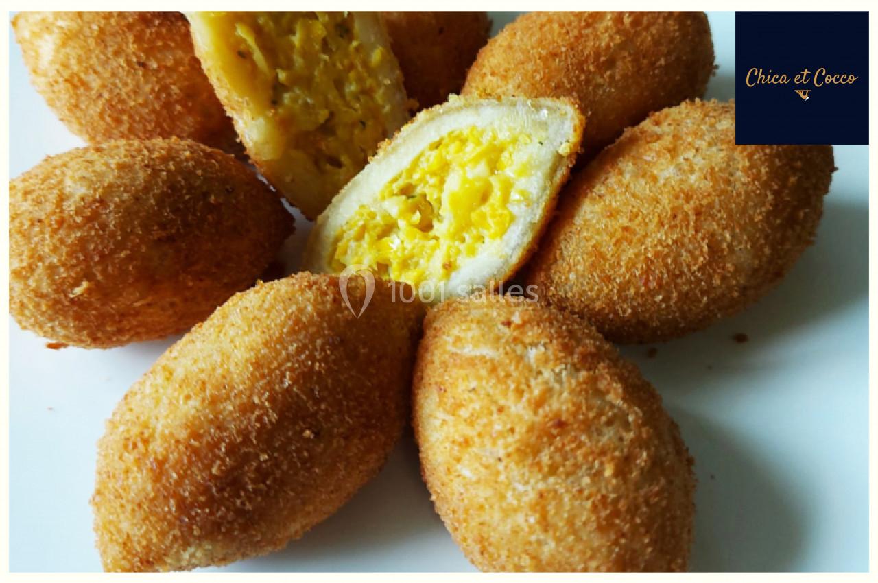 Croquettes dorées et croustillantes, garnies d'une farce crémeuse jaune, présentées sur une assiette blanche.