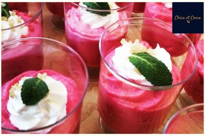 Assiette de beignets dorés disposés en cercle sur une table, avec un serveur en arrière-plan.