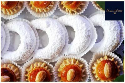 Assiette de beignets dorés disposés en cercle sur une table, avec un serveur en arrière-plan.