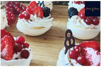 Assiette de beignets dorés disposés en cercle sur une table, avec un serveur en arrière-plan.