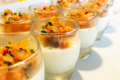 Verrines de panna cotta salée garnies de tartare de saumon et ciboulette, présentées sur un plateau.
