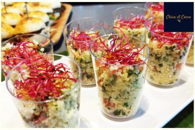 Miniature Traiteur Saint-Germain-en-Laye (Yvelines) - Chica et Cocco #5 Assiette garnie de beignets dorés en forme de demi-lune, présentée sur une table avec une coupe en arrière-plan.