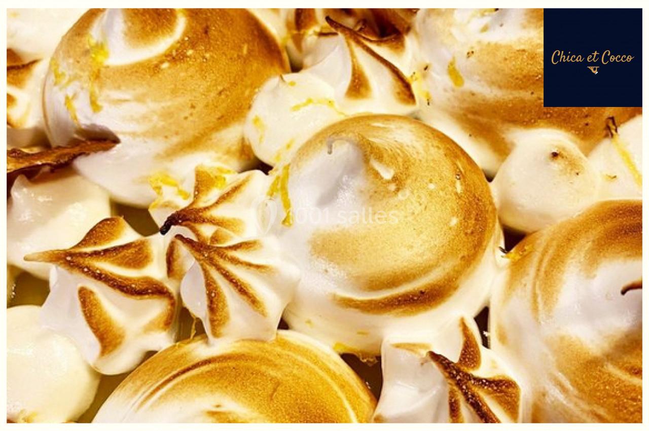 Meringues dorées au chalumeau avec des détails de feuilles en relief, disposées en gros plan.