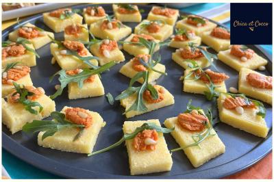 Miniature Traiteur Saint-Germain-en-Laye (Yvelines) - Chica et Cocco #8 Assiette garnie de beignets dorés en forme de demi-lune, présentée sur une table avec une coupe en arrière-plan.