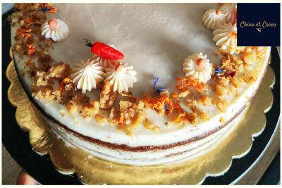 Miniature Traiteur Saint-Germain-en-Laye (Yvelines) - Chica et Cocco #30 Assiette garnie de beignets dorés en forme de demi-lune, présentée sur une table avec une coupe en arrière-plan.