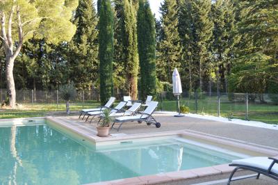 Plaque rouge indiquant un hôtel 4 étoiles, validité 2024, délivrée par Atout France pour le ministère du tourisme.
