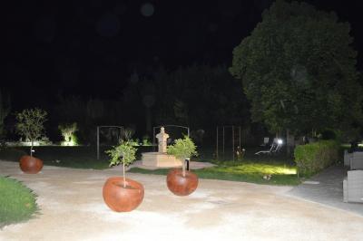 Plaque rouge indiquant un hôtel 4 étoiles, validité 2024, délivrée par Atout France pour le ministère du tourisme.