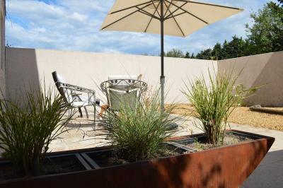 Plaque rouge indiquant un hôtel 4 étoiles, validité 2024, délivrée par Atout France pour le ministère du tourisme.