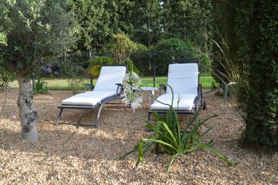 Plaque rouge indiquant un hôtel 4 étoiles, validité 2024, délivrée par Atout France pour le ministère du tourisme.
