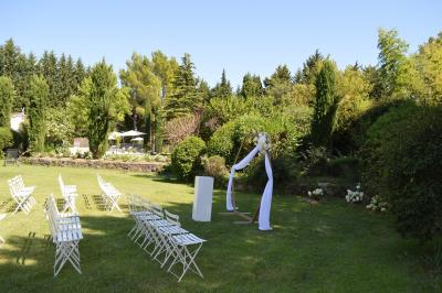 Plaque rouge indiquant un hôtel 4 étoiles, validité 2024, délivrée par Atout France pour le ministère du tourisme.