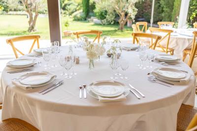 Plaque rouge indiquant un hôtel 4 étoiles, validité 2024, délivrée par Atout France pour le ministère du tourisme.