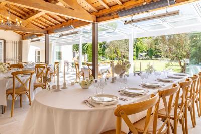 Plaque rouge indiquant un hôtel 4 étoiles, validité 2024, délivrée par Atout France pour le ministère du tourisme.