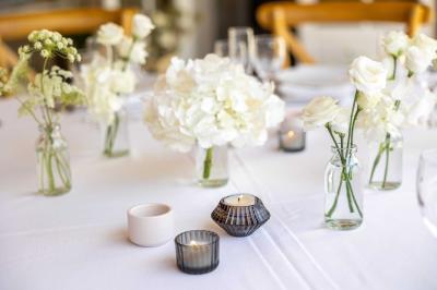 Plaque rouge indiquant un hôtel 4 étoiles, validité 2024, délivrée par Atout France pour le ministère du tourisme.