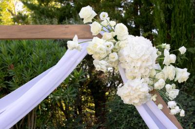 Plaque rouge indiquant un hôtel 4 étoiles, validité 2024, délivrée par Atout France pour le ministère du tourisme.