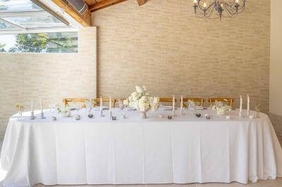 Plaque rouge indiquant un hôtel 4 étoiles, validité 2024, délivrée par Atout France pour le ministère du tourisme.