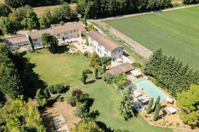 Plaque rouge indiquant un hôtel 4 étoiles, validité 2024, délivrée par Atout France pour le ministère du tourisme.