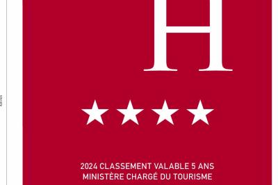 Plaque rouge indiquant un hôtel 4 étoiles, validité 2024, délivrée par Atout France pour le ministère du tourisme.