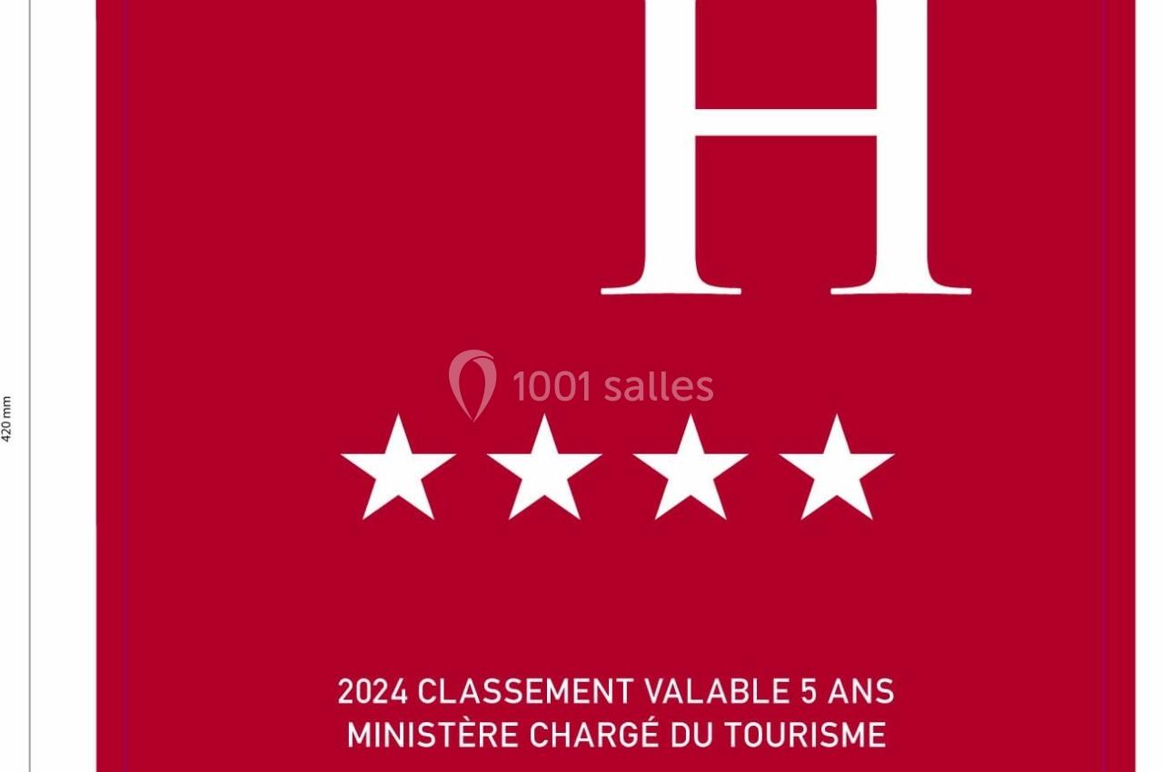Plaque rouge indiquant un hôtel 4 étoiles, validité 2024, délivrée par Atout France pour le ministère du tourisme.