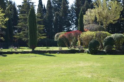 Plaque rouge indiquant un hôtel 4 étoiles, validité 2024, délivrée par Atout France pour le ministère du tourisme.