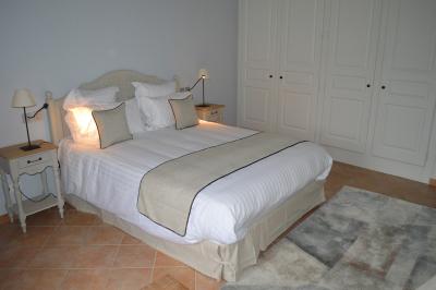 Plaque rouge indiquant un hôtel 4 étoiles, validité 2024, délivrée par Atout France pour le ministère du tourisme.