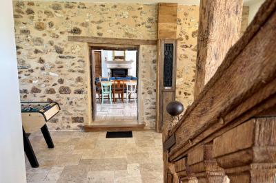 Miniature Au sein des gîtes : hall d'entrée Ruines éclairées et bâtiment adjacent sous un ciel nocturne, avec un arbre illuminé et des bancs sur une pelouse.