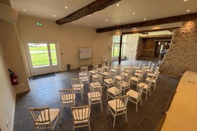 Miniature Grande salle de réception (2e partie poutres apparentes) en mode séminaire Ruines éclairées et bâtiment adjacent sous un ciel nocturne, avec un arbre illuminé et des bancs sur une pelouse.