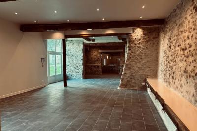 Miniature Grande salle de réception : 2e partie (poutres apparentes) Ruines éclairées et bâtiment adjacent sous un ciel nocturne, avec un arbre illuminé et des bancs sur une pelouse.