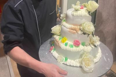 Gâteau au chocolat décoré de biscuits, de crème chantilly et de pépites de chocolat, présenté sur une assiette blanche.