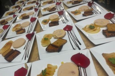 Gâteau au chocolat décoré de biscuits, de crème chantilly et de pépites de chocolat, présenté sur une assiette blanche.