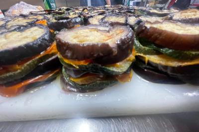 Gâteau au chocolat décoré de biscuits, de crème chantilly et de pépites de chocolat, présenté sur une assiette blanche.