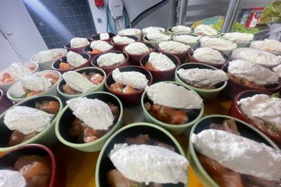 Gâteau au chocolat décoré de biscuits, de crème chantilly et de pépites de chocolat, présenté sur une assiette blanche.