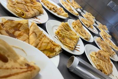 Gâteau au chocolat décoré de biscuits, de crème chantilly et de pépites de chocolat, présenté sur une assiette blanche.
